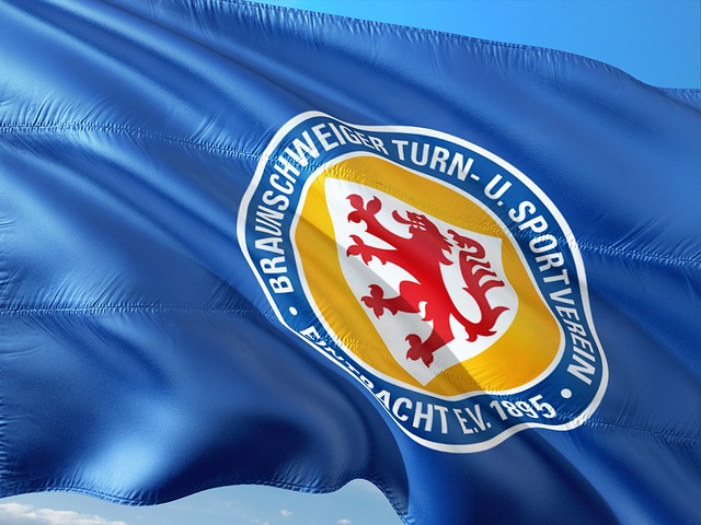 据《太阳报》消息，当皇社球迷向马竞的大巴扔东西时，西蒙尼愤怒地对着他们大喊大叫。 这件事情在马竞0-2不敌皇家社会的国王杯比赛之前，皇社球迷站在街道两旁...